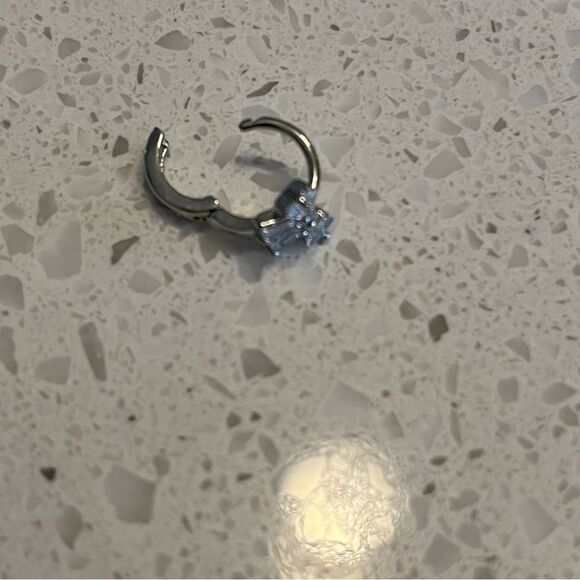 Bow Inlaid Zirconia Decorative Delicate Earrings - Picture 7 of 10